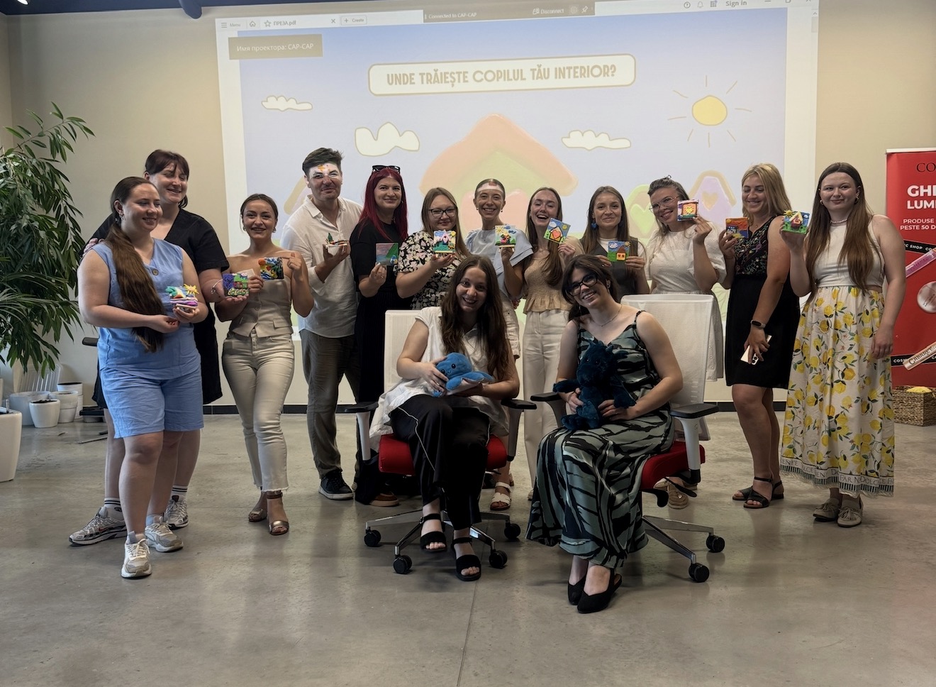 Participanți la workshop cu mini-tablouri 3D